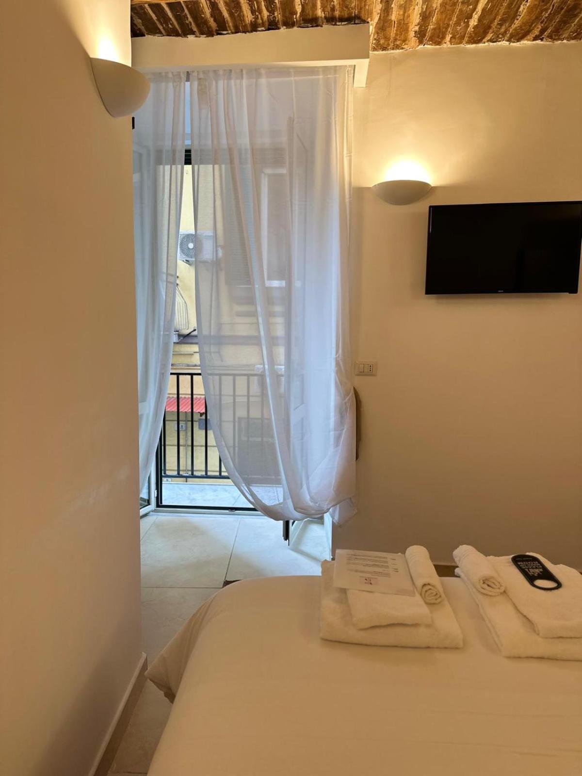 Ai 13 Gradoni Di Chiaia Bed and Breakfast Νάπολη Εξωτερικό φωτογραφία